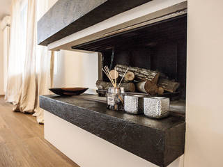 Attico contemporaneo , cristina zanni designer cristina zanni designer Modern living room Fireplaces & accessories