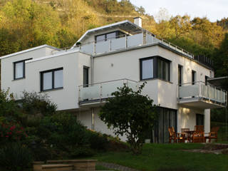 Energiesparwunder am Hang: Niedrigenergie-Terrassenhaus , Architekturbüro Hennig Architekturbüro Hennig