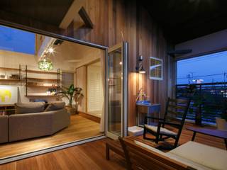 Y's HOUSE, dwarf dwarf Eklektyczny balkon, taras i weranda Drewno O efekcie drewna