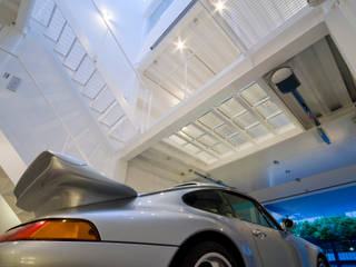 Home to live with Porsche Kenji Yanagawa Architect and Associates モダンデザインの ガレージ・物置 車輪,タイヤ,自動車用パーキングライト,車両,自動車用サイドマーカーライト,車両,自動車用タイヤ,自動車用照明,フード,自動車