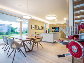 Individuelles Traumhaus: Musterhaus in Bad Vilbel, ARKITURA GmbH ARKITURA GmbH モダンデザインの ダイニング