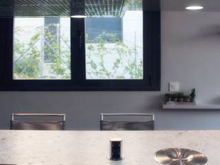 Una cocina con isla para Ana, Emmme Studio Interiorismo Emmme Studio Interiorismo ラスティックデザインの キッチン