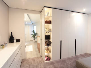 Villa P14, La Casa Wohnbau GmbH La Casa Wohnbau GmbH Ruang Ganti Modern Wardrobes & drawers