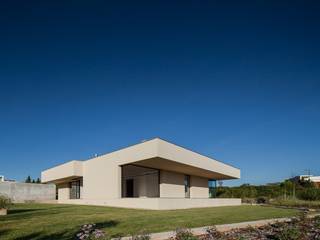 House in Belas, Sintra Estúdio Urbano Arquitectos Minimalist houses