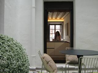 Reforma de vivienda en el Centro de Pamplona, Rooms de Cocinobra Rooms de Cocinobra Minimalist style garden