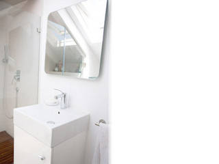 Buhardilla, construcciones2 construcciones2 Modern bathroom