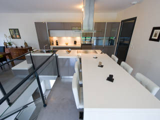 cuisine contemporaine laqué Corde plan de travail corian , LA CUISINE DANS LE BAIN SK CONCEPT LA CUISINE DANS LE BAIN SK CONCEPT Nowoczesna kuchnia