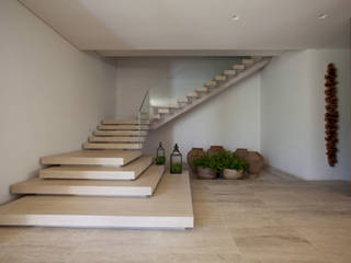 Condomínio de Luxo Quinta da Baronesa, Débora Aguiar Débora Aguiar Modern Corridor, Hallway and Staircase