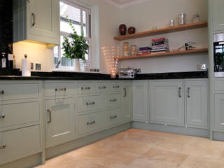 Traditional painted kitchen in Hertfordshire, John Ladbury and Company John Ladbury and Company Кухня в классическом стиле