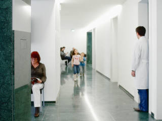 Umbau Augenzentrum in Zürich, Oliver Brandenberger Architekten BSA SIA Oliver Brandenberger Architekten BSA SIA Modern corridor, hallway & stairs