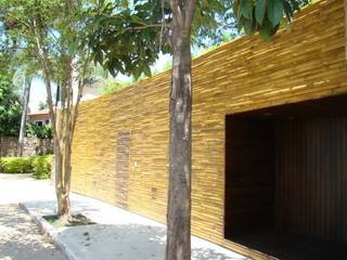 Fachada de Réguas de bambu autoclavado- Projeto Arq. Isay Weinfeld, BAMBU CARBONO ZERO BAMBU CARBONO ZERO Minimalistyczne ściany i podłogi