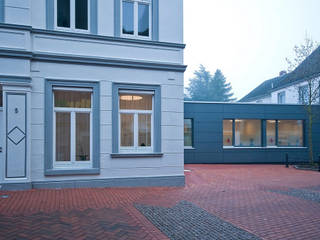 alte Fassade mit neuer Praxis, Lecke Architekten Lecke Architekten Gewerbeflächen