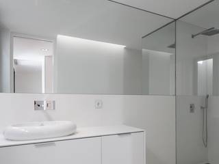 House in Beloura, Sintra, Estúdio Urbano Arquitectos Estúdio Urbano Arquitectos Minimalist style bathroom