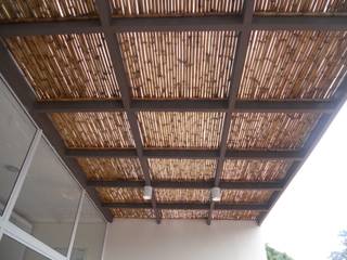 Projeto de cobertura de terraço, Kanela Bambu Kanela Bambu カントリーデザインの テラス