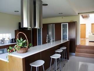 Moradia "in ponte", UrbQuality Lda UrbQuality Lda Dapur Modern Kayu Wood effect