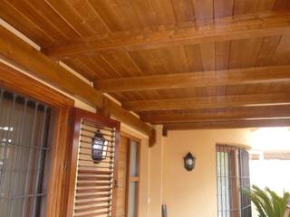 Porche de madera a un agua en color teka, Ático y Jardín Ático y Jardín Classic style garden