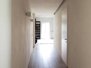 Casa C, interno a Novara, diegocolliniarchitetto diegocolliniarchitetto Minimalist corridor, hallway & stairs