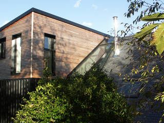 Transition vitrée pour une maison-chalet, Nadège TANGUY architecte DPLG Nadège TANGUY architecte DPLG บ้านและที่อยู่อาศัย