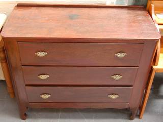 Dark Wood Chest of Drawers, The Bridge Trust The Bridge Trust Dormitorios de estilo clásico