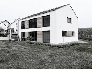 Passivhaus L. in Schmatzhausen, Dirk Ströhle _ a r c h i t e k t Dirk Ströhle _ a r c h i t e k t Modern windows & doors