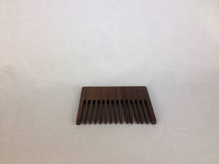 Walnut Comb, OFFCUT BERLIN OFFCUT BERLIN Minimalistische Badezimmer