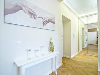 KRÓLEWSKI EKLEKTYZM, Pracownia projektowa artMOKO Pracownia projektowa artMOKO Eclectic corridor, hallway & stairs