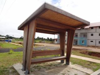 Mobilier urbain en bois de Guyane, DCP STUDIO DCP STUDIO Hiên, sân thượng phong cách chiết trung