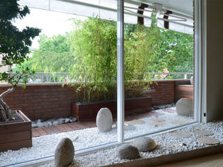 Japan in Barcelona: japanese stone garden on the terrace Daifuku Designs 아시아스타일 발코니, 베란다 & 테라스