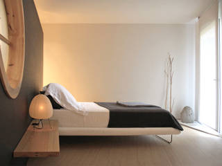 Japan in Barcelona: View of the bedroom Daifuku Designs Minimalist bedroom