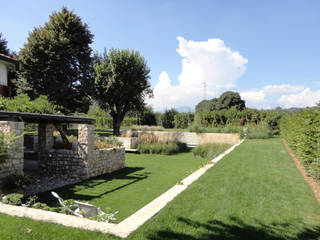 Giardino di villa privata – Franciacorta (Bs) – anno 2012, matiteverdi matiteverdi Modern garden