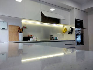 Cocina moderna, espaciosa y luminosa con zona office, femcuines femcuines 모던스타일 주방