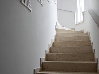 Casa Monte di Procida: Una casa dei primi del novecento su due piani con ampia vista sul mare, PDV studio di progettazione PDV studio di progettazione Modern corridor, hallway & stairs