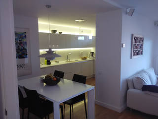 Una cocina con estilo abierta al comedor con zona office, femcuines femcuines 모던스타일 주방