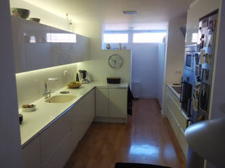 Una cocina con estilo abierta al comedor con zona office, femcuines femcuines Modern Kitchen