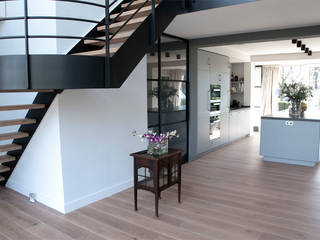 Prachtig licht woonhuis in combinatie met een houten vloer van ZILVA, Zilva Vloeren Zilva Vloeren Dinding & Lantai Modern