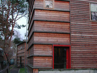 Holzhäuser in Groß Glienicke, archibaldbüro archibaldbüro モダンな 家