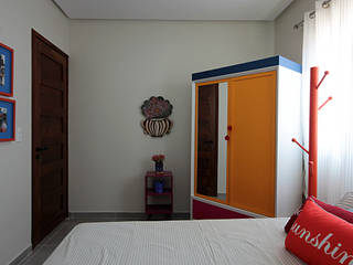 Bangalô 3 irmãos - Praia de Tamandaré/PE, Celia Beatriz Arquitetura Celia Beatriz Arquitetura Tropical style bedroom Wardrobes & closets