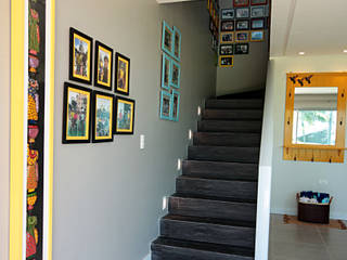 Bangalô 3 irmãos - Praia de Tamandaré/PE, Celia Beatriz Arquitetura Celia Beatriz Arquitetura Tropical style corridor, hallway & stairs