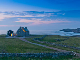 The White House Isle of Coll: Experience Serenity and Luxury at The White House in Isle of Coll, WT Architecture WT Architecture Nowoczesne domy