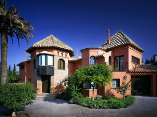 Un conjunto Residencial estilo Mediterráneo que es ¡IMPACTANTE!, Estudio de arquitectura Jesús del Valle Estudio de arquitectura Jesús del Valle Mediterranean style house