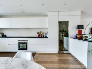 Aménagement moderne et élégant d’un spacieux appar, blackStones blackStones Modern kitchen