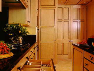 Biedermeier Kitchen designed and made by Tim Wood, Tim Wood Limited Tim Wood Limited Cocinas de estilo clásico