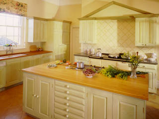 Suffolk Green Painted Kitchen designed and made by Tim Wood, Tim Wood Limited Tim Wood Limited Cocinas de estilo clásico