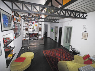 Rifunzionalizzazione di un appartamento di sottotetto in centro storico, ARCHILOCO studio associato ARCHILOCO studio associato Industrial style living room