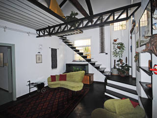 Rifunzionalizzazione di un appartamento di sottotetto in centro storico, ARCHILOCO studio associato ARCHILOCO studio associato Industrial style living room