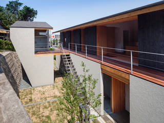 西向きの家, takasago architects takasago architects Vườn phong cách hiện đại