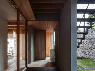 西向きの家, takasago architects takasago architects Modern corridor, hallway & stairs