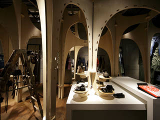 “Labyrinth of Woods” DIESEL GALLERY / “ラビリンス オブ ウッド” ディーゼル ギャラリー, 株式会社POINT 株式会社POINT Espacios comerciales