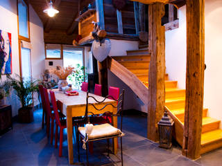 un appartement dans une grange sur trois niveaux, en Savoie, atelier choron pellicier atelier choron pellicier Salas de jantar campestres