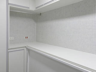 Apartamento Itaim Bibi - 90m², Raphael Civille Arquitetura Raphael Civille Arquitetura Garagens e edículas minimalistas